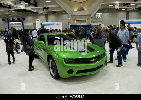 Les visiteurs du salon de l'Automobile International de San Diego à regarder par dessus un nouveau Camero 2011 V6, ainsi que certaines des plus de 400 véhicules de modèle 2011 à l'affiche au centre de congrès de San Diego, le 30 décembre 2010 .La auto show devrait attirer plus de trois cent mille personnes et est les six plus grandes dans le pays, mettant en valeur les concept cars et les nouvelles versions du haut d'automobiles. ( UPI Photo/Earl S. Cryer) Banque D'Images