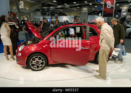 Les visiteurs du salon de l'Automobile International de San Diego à regarder par dessus une nouvelle Fiat 500, de même que certains des plus de 400 véhicules de modèle 2011 à l'affiche au centre de congrès de San Diego, le 30 décembre 2010 .La auto show devrait attirer plus de trois cent mille personnes et est les six plus grandes dans le pays, mettant en valeur les concept cars et les nouvelles versions du haut d'automobiles. ( UPI Photo/Earl S. Cryer) Banque D'Images