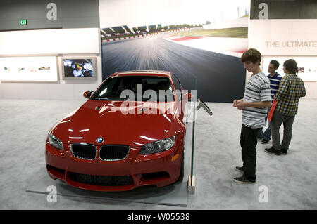 Les visiteurs du salon de l'Automobile International de San Diego à regarder par dessus un nouveau 2011BMW M3 Coupé, de même que certains des plus de 400 véhicules de modèle 2011 à l'affiche au centre de congrès de San Diego, le 30 décembre 2010 .La auto show devrait attirer plus de trois cent mille personnes et est les six plus grandes dans le pays, mettant en valeur les concept cars et les nouvelles versions du haut d'automobiles. ( UPI Photo/Earl S. Cryer) Banque D'Images