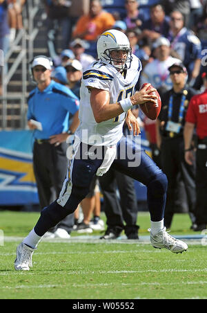 San Diego Chargers quart-arrière Philip Rivers (17) exécute pour une première vers le bas contre les Miami Dolphins au deuxième trimestre chez Qualcomm Stadium de San Diego, Californie le 2 octobre 2011. UPI/Jayne Kamin-Oncea Banque D'Images