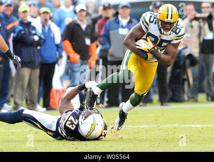 San Diego Chargers Quentin Jammer évoluait (23) traîne les Packers de Green Bay à la main l'extrémité Tom Crabtree (83) après un passage dans la seconde moitié du match au Stade Qualcomm de San Diego, Californie le 6 novembre 2011. UPI/Jayne Kamin-Oncea Banque D'Images