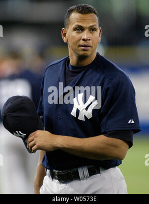 Des Yankees de New York Alex Rodriguez promenades hors du terrain après l'échauffement arborant pour leur match contre les Mariners de Seattle à Safeco Field de Seattle, WA le 18 mai 2005. (Photo d'UPI/Jim Bryant) . Banque D'Images