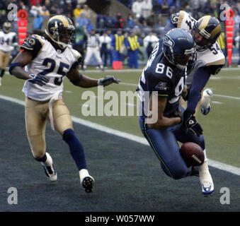 Seattle Seahawks tight end Jerremy Stevens (86) a frappé la balle awayt par Saint Louis Rams linebacker Brandon Chillar (54) au premier trimestre à Qwest Field à Seattle le 12 novembre 2006. Stevens pris 3 passes pour 29 yards et marque un touchdown dans les Seahawks 24-22 victoire contre les béliers. Aussi la défense de la pièce est Corey Chavous sécurité Rams. (Photo d'UPI/Jim Bryant) Banque D'Images