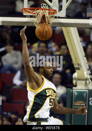 Seattle Supersonics' Chris Wilcox dunks la balle contre les Rockets de Houston' pendant la première moitié de la Key Arena de Seattle le 9 avril 2007. (Photo d'UPI/Jim Bryant) Banque D'Images