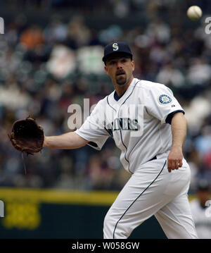 Mariners de Seattle' cruche George Sherrill tente d'attraper une ligne de route touchée par des Yankees de New York dans le Johnny Damon huit manche à Safeco Field de Seattle le 13 mai 2007. Les Mariners battre les Yankees 2-1. (Photo d'UPI/Jim Bryant) Banque D'Images