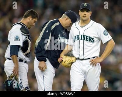 Mariners de Seattle' Jarrod Washburn (R) promenades hors du terrain après avoir été soulagée par le Manager John McLaren (C) dans la cinquième manche contre les Devil Rays de Tampa Bay à Safeco Field de Seattle le 16 septembre 2007. Catcher des Mariners Jamie Burke est à gauche. (Photo d'UPI/Jim Bryant) Banque D'Images