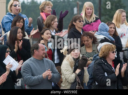 Les amis et les membres de la famille applaudir durant les cérémonies d'accueil Bienvenue à la 3e Brigade, 2e Division d'infanterie à Fort Lewis à Tacoma, Washington, le 11 octobre 2007. Les soldats de la 3e brigade Stryker ont été déployés en Irak de juin 2006 à septembre 2007. (Photo d'UPI/Jim Bryant) Banque D'Images