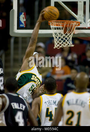 Seattle Supersonics' Chris Wilcox dunks la balle contre les San Antonio Spurs au cours de la première moitié de la Key Arena de Seattle le 25 novembre 2007. (Photo d'UPI/Jim Bryant). Banque D'Images