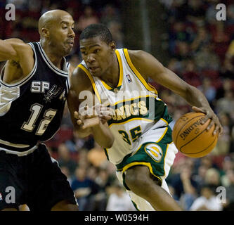 Seattle Supersonics' Kevin Durant (R) disques durs pour le panier passé San Antonio Spurs' Bruce Bowen (L) au cours de la deuxième moitié de la Key Arena de Seattle le 25 novembre 2007. Mme Durant a marqué 25 points dans les Supersonics 101-116 perte pour les Spurs. (Photo d'UPI/Jim Bryant). Banque D'Images