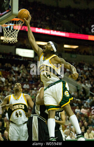 Seattle Supersonics' Chris Wilcox dunks le ballon sur la défense de Tim Duncan au cours de la deuxième moitié de la Key Arena de Seattle le 25 novembre 2007. Wilcox a marqué 16 points dans les Supersonics 101-116 perte pour les Spurs. (Photo d'UPI/Jim Bryant). Banque D'Images