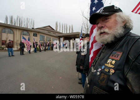 Jerry Culberson, (R) un membre de la Garde côtière canadienne se trouve dans Riders Patriot ligne le long de l'allée jusqu'au centre de la vie chrétienne de garder loin de l'Église baptiste de Westboro manifestants protestant contre l'enterrement de Sgt. 1re classe Johnny murs dans Issaquah, Washington le 30 novembre 2007. Les Baptistes Westboro Church de Topeka, gagner de la notoriété en démontrant aux funérailles militaires à travers le pays, affirmant que Dieu est en train de tuer les troupes américaines en Irak et en Afghanistan pour punir les États-Unis pour tolérer l'homosexualité. Murs est décédé le 2 novembre à la suite de blessures subies lors de l'insurgés ont attaqué son unité avec petit-ar Banque D'Images