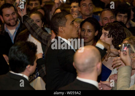 Barack Obama, candidat démocrate, travaille la foule après avoir parlé à la génération Obama, Concert à Showbox Sodo, à Seattle le 11 décembre 2007. Le sénateur démocrate de l'Illinois est le top fundraiser entre démocrates et républicains dans l'état de Washington, avec plus de 1 millions de dollars soulevées ici. (Photo d'UPI/Jim Bryant) Banque D'Images