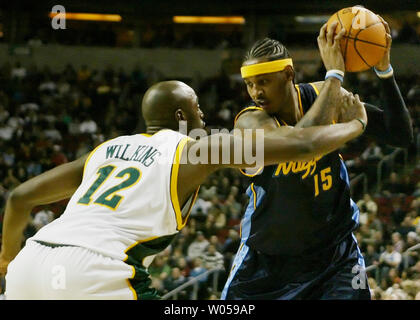 Seattle Supersonics' Damien Wilkins. gauche, pressions des Denver Nuggets Carmelo Anthony au Key Arena à Seattle au cours du premier semestre le 23 janvier 2007. (Photo d'UPI/Jim Bryant) Banque D'Images