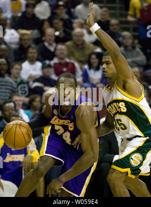 L.A. Kobe Bryant des Lakers (L) durs contre les Seattle SuperSonics' Earl Watson au cours de la première moitié à la Key Arena de Seattle le 14 janvier 2008. (Photo d'UPI/Jim Bryant). Banque D'Images