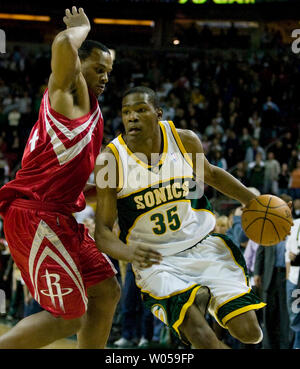 Seattle SuperSonics Kevin Durant des disques durs dans le panier passé Houston Rockets' Chuck Hayes durant la seconde moitié de la Key Arena de Seattle le 23 janvier 2008. Mme Durant a marqué 25 points dans les SuperSonics 107 à 109 pertes pour les Rockets. (Photo d'UPI/Jim Bryant) Banque D'Images