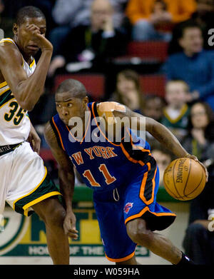 New York Knicks' Jamal Crawford (R) (en cours des Seattle SuperSonics' Kevin Durant durant la seconde moitié de la Key Arena de Seattle le 2 février 2008. Crawford a marqué 23 points dans les Knicks 85-86 perte pour les SuperSonics. (Photo d'UPI/Jim Bryant) Banque D'Images