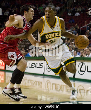 Seattle SuperSonics' Kevin Durant (R) durs passé Chicago Bulls' Kirk Hinrich au cours de la première moitié à la Key Arena de Seattle le 4 février 2008. Mme Durant a marqué 20 points dans les SuperSonics 108-116 perte pour les taureaux. (Photo d'UPI/Jim Bryant) Banque D'Images