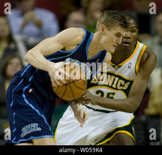 Utah Jazz' Andrei Kirilenko, de la Russie, (L) durs contre les Seattle SuperSonics' Kevin Durant au cours de la première moitié de la Key Arena de Seattle le 13 février 2008. Le beat Jazz les SuperSonics 112-93. (Photo d'UPI/Jim Bryant) Banque D'Images