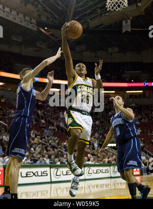 Seattle SuperSonics' Earl Watson (C) disques durs pour le panier passé Utah Jazz' Andrei Kirlenko (L), de la Russie et Deron Williams (R) au cours de la première moitié de la Key Arena de Seattle le 13 février 2008. (Photo d'UPI/Jim Bryant) Banque D'Images