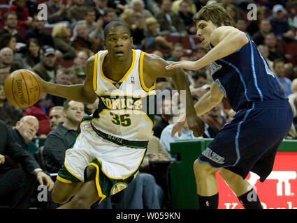 Seattle SuperSonics Kevin Durant des disques durs dans le panier passé Utah Jazz' Kyle Korver durant la seconde moitié de la Key Arena de Seattle le 13 février 2008. Mme Durant a marqué 19 points dans le Jazz 112-93 gagner les SuperSonics. (Photo d'UPI/Jim Bryant) Banque D'Images