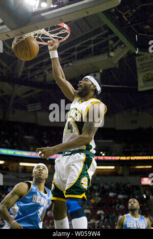 Seattle SuperSonics' Chris Wilcox (C) dunks la balle contre les Denver Nuggets' Kenyon Martin (L) au cours de la première moitié de la Key Arena de Seattle le 27 février 2008. (Photo d'UPI/Jim Bryant) Banque D'Images