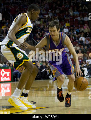 Des Suns de Phoenix Steve Nash, du Canada, (R) disques durs au hoop contre Seattle SuperSonics' Kevin Durant au cours de la première moitié de la Key Arena de Seattle le 19 mars 2008. (Photo d'UPI/Jim Bryant) Banque D'Images