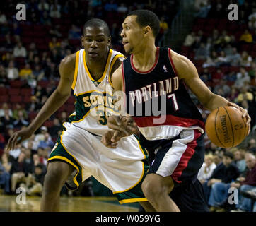 Portland Trail Blazers, Brandon Roy (R) (en cours des Seattle SuperSonics' Kevin Durant au cours de la première moitié de la Key Arena de Seattle le 24 mars 2008. (Photo d'UPI/Jim Bryant) Banque D'Images