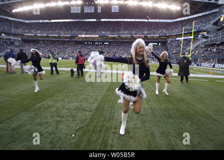 Seattle Seagal Danielle, une recrue avec prestation de l'équipe de danse le long de la ligne de côté des New England Patriots vs Seattle Seahawks jeu à Qwest Field à Seattle le 7 décembre 2008. (Photo d'UPI/Jim Bryant) Banque D'Images