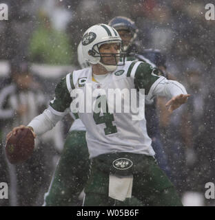New York Jets' Brett Favre a l'air d'adopter contre les Seattle Seahawks dans le troisième trimestre à Qwest Field à Seattle le 21 décembre 2008. Bravant les routes verglacées et de longs trajets, des milliers de fans ont bravé le temps des Seahawks pour l'équipe dernier match de la saison au Seahwks battre les Jets 13-3. Favre a terminé 18 des 31 passes pour 187 verges et a deux interceptés. (Photo d'UPI/Jim Bryant) Banque D'Images