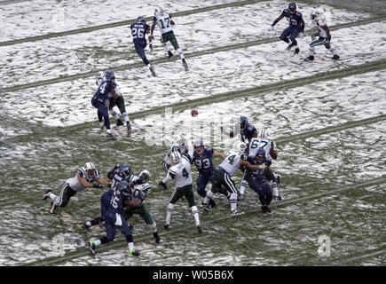 New York Jets' Brett Favre passe contre les Seattle Seahawks dans le troisième trimestre à Qwest Field à Seattle le 21 décembre 2008. Bravant les routes verglacées et de longs trajets, des milliers de fans ont bravé le temps des Seahawks pour l'équipe dernier match de la saison au Seahwks battre les Jets 13-3. Favre a terminé 18 des 31 passes pour 187 verges et a eu deux interceptés. (Photo d'UPI/Jim Bryant) Banque D'Images
