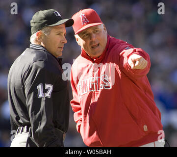 L.A. Angels Mike Scioscia Manager (R) affirme avec accueil arbitre John Hirschbeck après l'un de ses joueurs a été étiquetés dans la troisième manche de leur match contre les Mariners de Seattle à Safeco Field de Seattle le 14 avril 2009. (Photo d'UPI/Jim Bryant) Banque D'Images