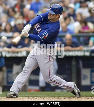 Les Rangers du Texas' Hank Blalock se connecte sur un deux-run homer au champ gauche contre les Mariners de Seattle' en sixième manche à Safeco Field de Seattle le 12 juillet 2009. Les Mariners battre les Rangers 5-3 de prendre trois des quatre jeux. (Photo d'UPI/Jim Bryant) Banque D'Images