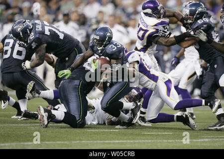Seattle Seahawks' d'utiliser de nouveau Leon Washington (C) est d'abord abordé après un gain de cour neuf par Minnesota Vikings Mistral sécurité gratuit Raymond (R) dans le premier quart d'un match de saison avant le 20 août 2011 à champ CenturyLink à Seattle. UPI /Jim Bryant Banque D'Images