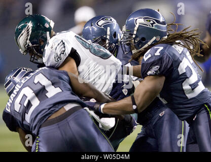 Philadelphia Eagles tight end Brent Celek, centre, est abordé par Seattle humains Kan Chancelier, Atari Bigby, gauche, droite, et Earl Thomas, de retour, après avoir capturé un laissez-passer pour une première à bas champ CenturyLink à Seattle, Washington le 1 décembre 2011. Les Seahawks battre les Eagles 31-14. UPI/Jim Bryant Banque D'Images