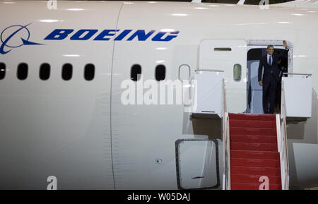 Le président Barack Obama se tient dans l'embrasure d'un Boeing 787 Dreamliner pour rencontrer des employés de Boeing et de parler de son plan d'une économie construite pour durer, basée sur la fabrication et la promotion de l'intérieur américain, les exportations américaines à l'assemblée générale du géant de l'aérospatiale à Everett, Washington, le 17 février 2012. Plus tard Obama seront présents à deux événements de collecte de fonds pour sa campagne de réélection. UPI/Jim Bryant Banque D'Images