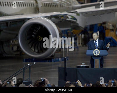 Le président Barack Obama parle aux salariés de Boeing au sujet de son plan d'une économie construite pour durer, basée sur la fabrication et la promotion de l'intérieur américain, les exportations américaines à l'assemblée générale du géant de l'aérospatiale à Everett, Washington, le 17 février 2012. Plus tard Obama seront présents à deux événements de collecte de fonds pour sa campagne de réélection. UPI/Jim Bryant Banque D'Images