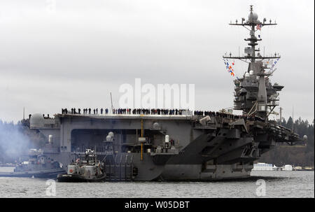 L'équipage de l'USS John C. Stennis homme membres les rails comme le 1 092 mètres de long porte-avion tire dans son port d'attache le 2 mars, 2012, à la Station Navale de Kitsap Bremerton, WA. Le transporteur et ses 3 200 membres d'équipage est arrivé vendredi après un déploiement de six mois à l'appui des opérations au Moyen Orient. UPI /Jim Bryant Banque D'Images