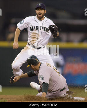 Mariners de Seattle le deuxième but Dustin Ackley se connecte sur un double jeu contre Oakland Athletics Seth Smith dans la deuxième manche à Safeco Field de Seattle le 13 avril 2013. UPI /Jim Bryant.. Banque D'Images