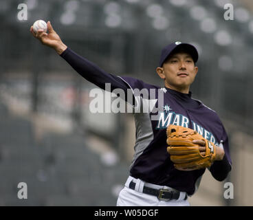 Mariners de Seattle Munenori Kawasaki se réchauffe avant leur match contre les Athletics d'Oakland à Safeco Field de Seattle le 15 avril 2012. UPI /Jim Bryant... Banque D'Images