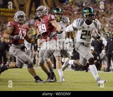 Oregon Ducks' d'utiliser de nouveau Kenjon Barner rushes pour un 10 verges à l'encontre de la Washington State Cougars à CenturyLink Field à Seattle, Washington le 29 septembre 2012. Barner se précipita pour 195 verges sur 20 porte et a marqué trois touchés dans le 2ème classé Oregon 51-26 victoire sur l'État de Washington. UPI/Jim Bryant Photo. Banque D'Images