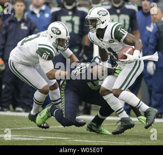 New York Jets wide receiver Jeremy Kerley (11) est abordé après avoir attrapé une passe par Seattle Seahawks linebacker Leroy Hill à CenturyLink Field à Seattle, Washington le 11 novembre 2012. Essayer de bloquer Hill est tight end Jets Dustin Keller. Kerley pris cinq passes pour 57 verges dans les Jets 7-28 perte pour les Seattle Seahawks. UPI/Jim Bryant Banque D'Images