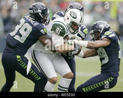 Seattle Seahawks humains Brandon Browner (39), Mike Morgan (57) et Earl Thomas (29) piste s'attaquer à New York Jets tight end Dustin Keller à CenturyLink Field à Seattle, Washington le 11 novembre 2012. Les Seattle Seahawks battre les New York Jets 28-7. UPI/Jim Bryant Banque D'Images