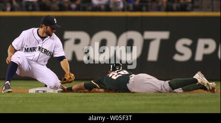 Oakland Athletics Eric Sogard (28) vole la deuxième base comme Seattle Mariners shortstop Chris Taylor s'applique la fin tag en sixième manche, le 13 septembre 201 à Safeco Field de Seattle. L'athlétisme a battu les Mariners 3-2 lorsque les marins lanceur Fernando Rodney marcha dans Coco Crisp dans la 10e manche. Le jeu est allé 11 manches. UPI/Jim Bryant Banque D'Images
