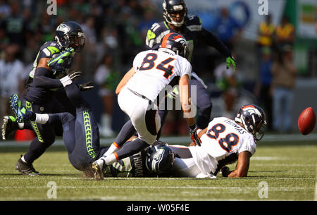 Seattle Seahawks gratuit à la Earl Thomas (29) force Denver Broncos receveur Demaryius Thomas (88) à tâtonner la balle au deuxième trimestre à CenturyLink Field à Seattle, Washington le 21 septembre 2014. Le secondeur Seahawks Malcolm Smith a récupéré le ballon. Les Seahawks a gagné 26-20 en prolongation. UPI/Jim Bryant Banque D'Images