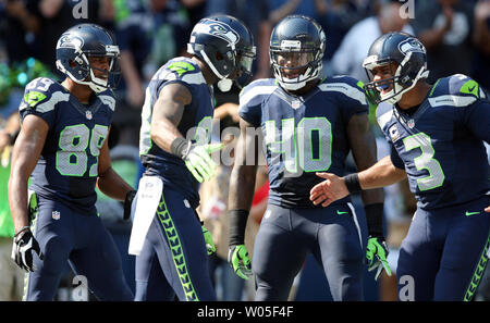 Seattle Seahawks wide receiver Ricardo Lockette (83) célèbre avec ses coéquipiers, Doug Baldwin (89), Derrick Coleman (40) et Russell Wilson (3) après avoir attrapé une passe de touché de 39 verges de Wilson contre les Denver Broncos dans le trimestre à CenturyLink Field à Seattle, Washington le 21 septembre 2014. Les Seahawks a gagné 26-20 en prolongation. UPI/Jim Bryant Banque D'Images