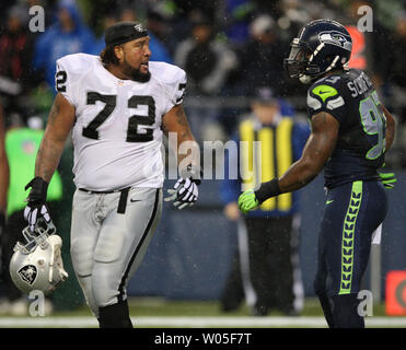 Seattle Seahawks défensive fin O'Brien Schofield (93) et Oakland Raiders attaquer Donald Penn (72) a des paroles avec l'autre au cours du quatrième trimestre à CenturyLink Field à Seattle, Washington le 2 novembre 2014. Les Seahawks battre les Raiders 30-24 à Seattle. UPI/Jim Bryant Banque D'Images