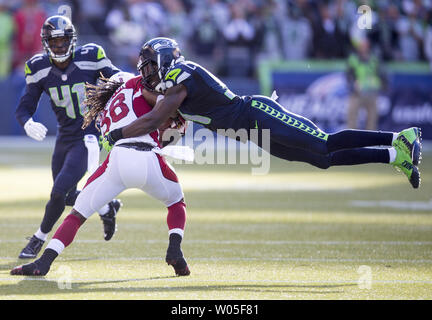 Seattle Seahawks coffre fort Kam Chancellor (31) va s'attaquer à l'Arizona Cardinals tournant retour André Ellington (38) au champ CenturyLink à Seattle, Washington le 23 novembre 2014. Les Seahawks battre les cardinaux 19-3. UPI/Jim Bryant Banque D'Images