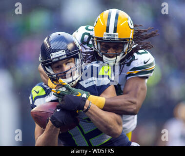 Seattle Seahawks wide receiver Jermaine Kearse attrape une passe de touché de 35 verges de Russell Wilson sur la défense de Green Bay Packers Tramon Williams évoluait pendant les heures supplémentaires dans le NFC Championship match à CenturyLink Field à Seattle, Washington le 18 janvier 2015. Les Seattle Seahawks battre les Packers de Green Bay en prolongation 28-22 pour le championnat NFC Seattle. Photo par Jim Bryant/UPI Banque D'Images