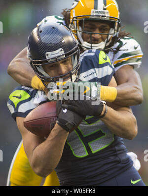 Seattle Seahawks wide receiver Jermaine Kearse (15) attrape un 35 verges passer de Russell Wilson sur la défense de Green Bay Packers Tramon Williams évoluait (38) pendant les heures supplémentaires dans le NFC Championship match à CenturyLink Field à Seattle, Washington le 18 janvier 2015. Les Seattle Seahawks battre les Packers de Green Bay en prolongation 28-22 pour le championnat NFC Seattle. Photo par Jim Bryant/UPI Banque D'Images