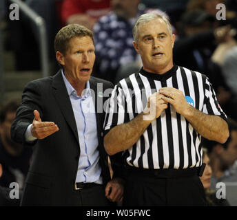 1568 à l'entraîneur-chef Mark Peu de plaintes à un fonctionnaire sur une faute lors de leur match contre l'Iowa pendant le 2015 NCAA Division I Men's Basketball Championship's 22 mars 2015 au Key Arena à Seattle, Washington. # 2 # 7 beat 1568 Iowa 87-68 à l'avance à la douce 16. Photo par Jim Bryant/UPI Banque D'Images